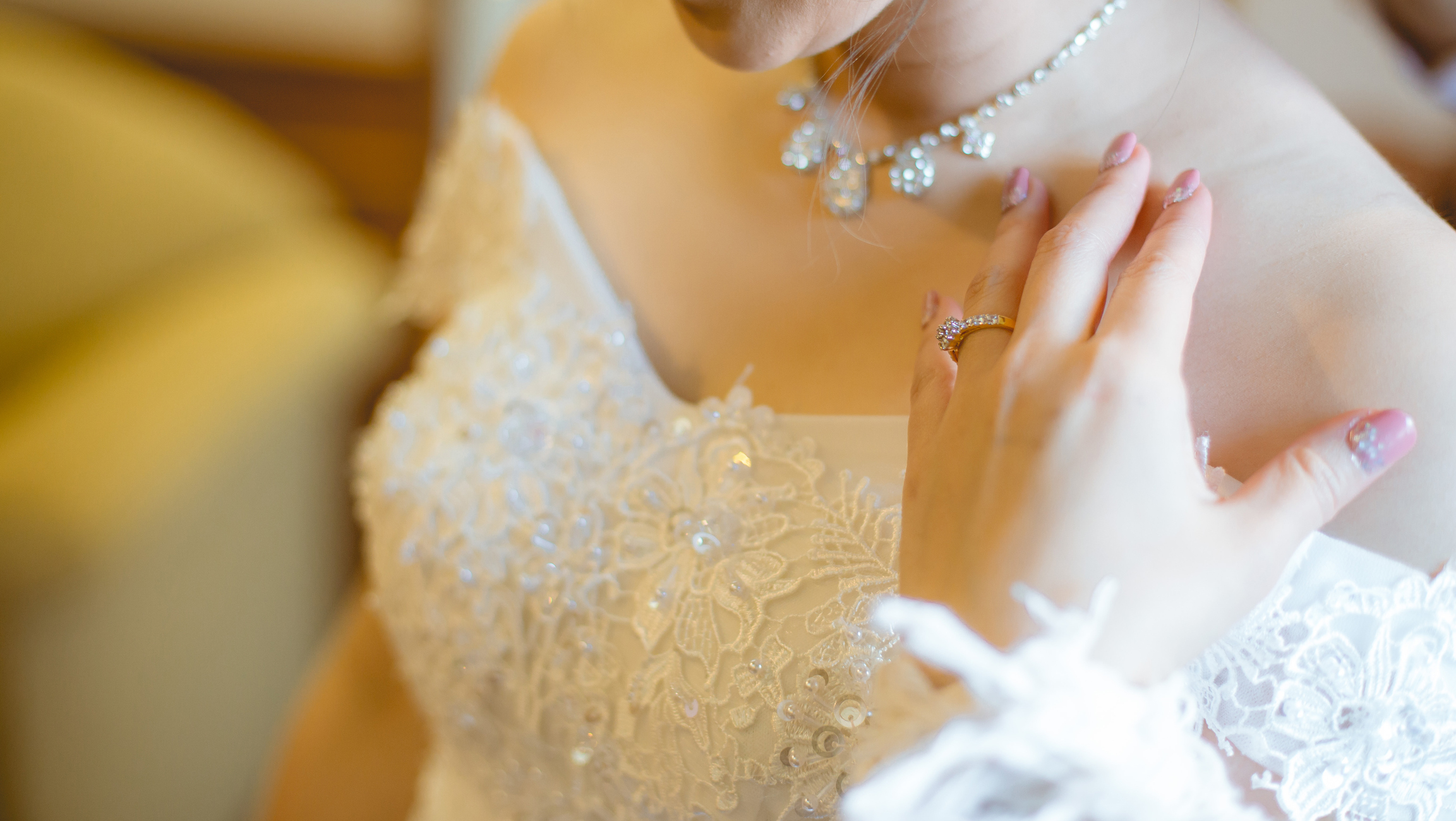 Read article: Choosing Jewelry for Your Wedding Dress